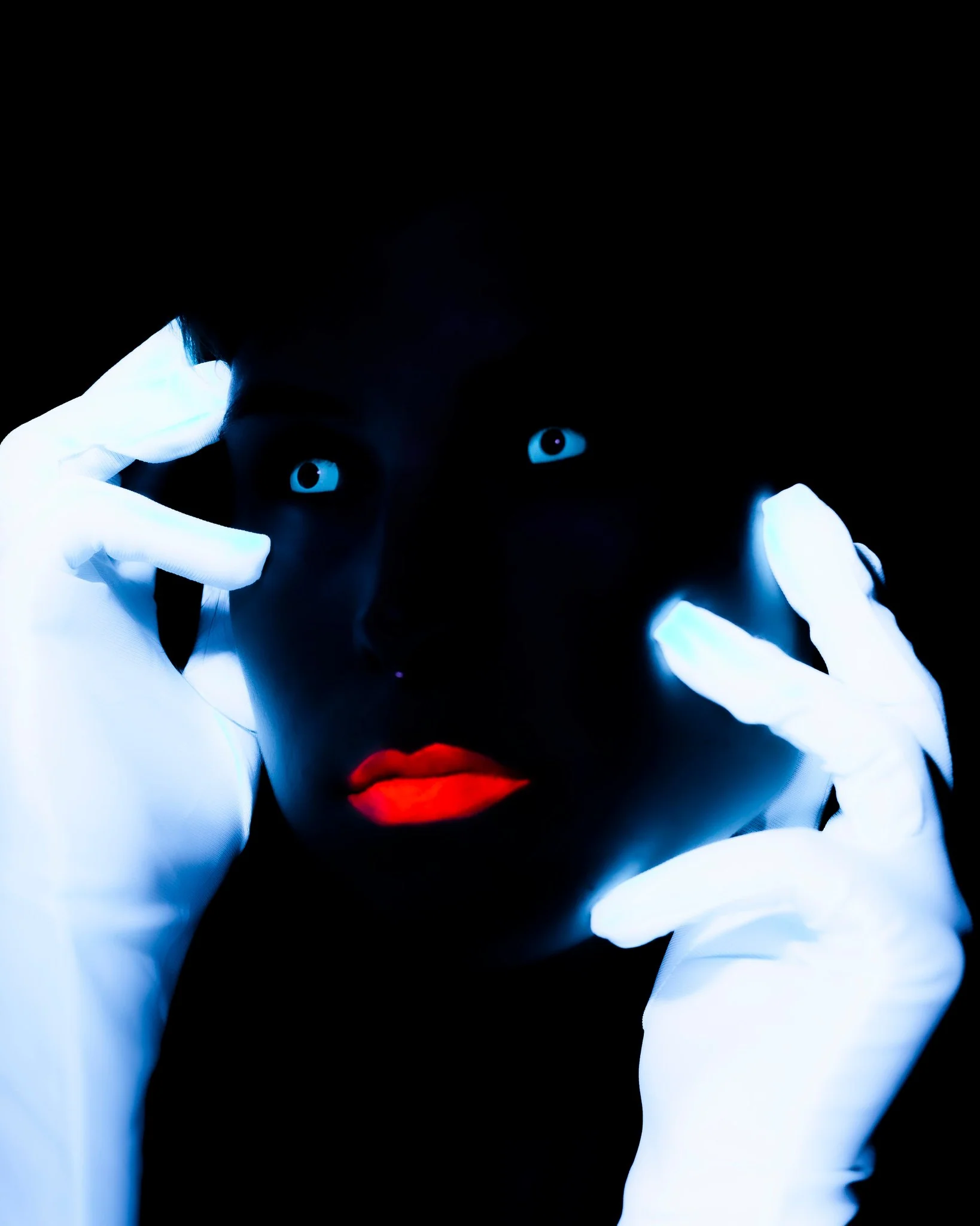 White UV I-Glow Halloween Coloured Contact Lenses (Neon) - Image 5