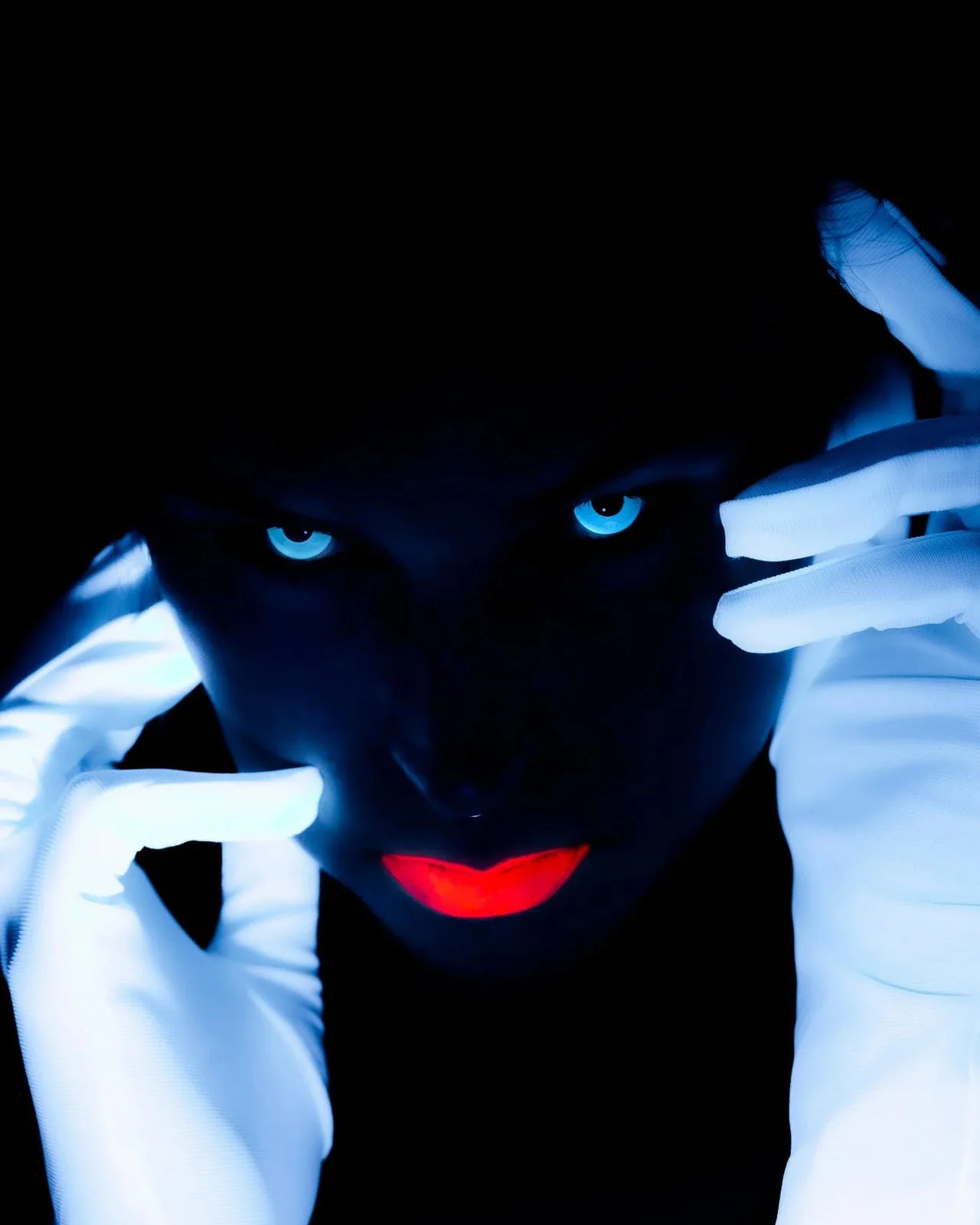 White UV I-Glow Halloween Coloured Contact Lenses (Neon) - Image 6